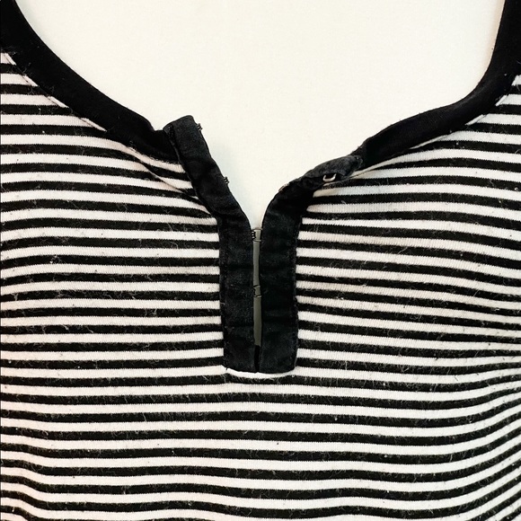 🌸3/$25 5/$35 SALE🌸 Women’s Black and White Striped Scoop Neck Long Sleeve Tee - Picture 4 of 9